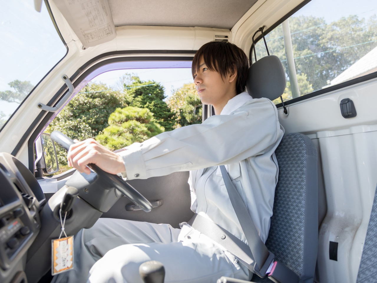 トラックを運転するスタッフ